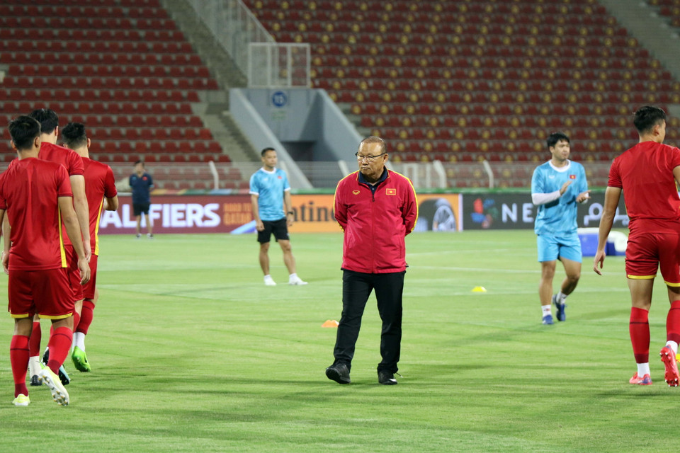 HLV Park Hang-seo theo dõi các học trò tập luyện. (Nguồn: VFF)