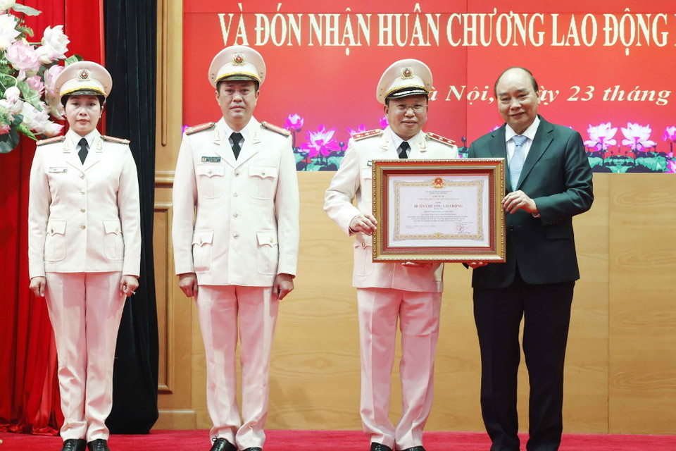 Chủ tịch nước Nguyễn Xuân Phúc trao Huân chương Lao động hạng Ba cho Kênh Truyền hình Công an Nhân dân. (Ảnh: Thống Nhất/TTXVN)