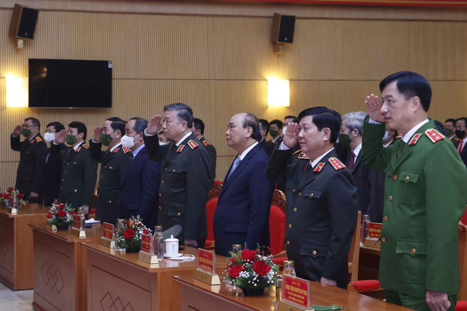 Chủ tịch nước Nguyễn Xuân Phúc cùng các đại biểu thực hiện nghi lễ chào cờ. (Ảnh: Thống Nhất/TTXVN)