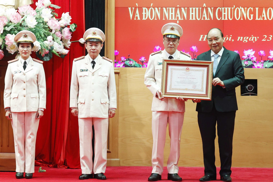 Chủ tịch nước Nguyễn Xuân Phúc trao Huân chương Lao động hạng Nhất cho Báo Công an Nhân dân. (Ảnh: Thống Nhất/TTXVN)