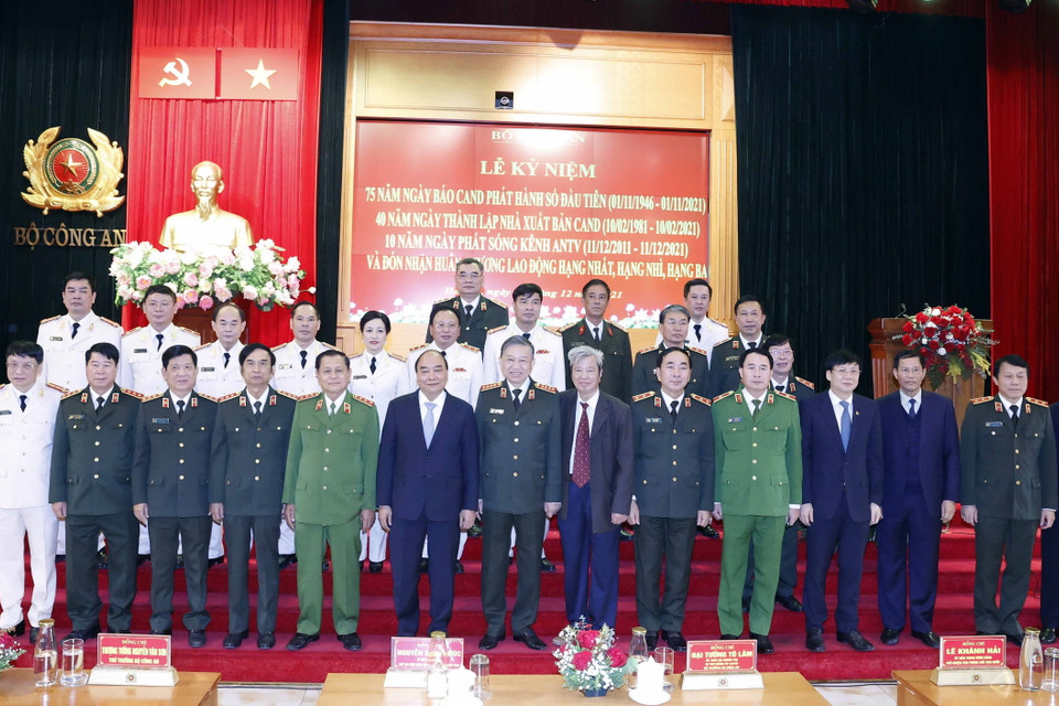 Chủ tịch nước Nguyễn Xuân Phúc với các đại biểu tham dự buổi lễ. (Ảnh: Thống Nhất/TTXVN)