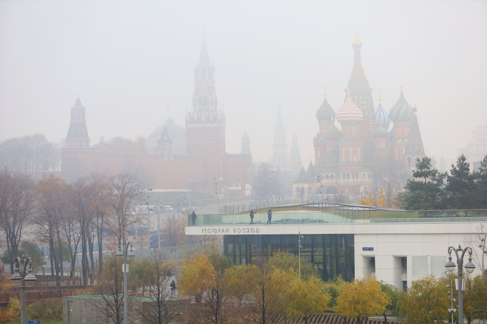 Sương mù dày đặc bao phủ Moskva từ rạng sáng cho đến đêm ngày 2/11 khiến nhiều hoạt động giao thông bị cản trở.