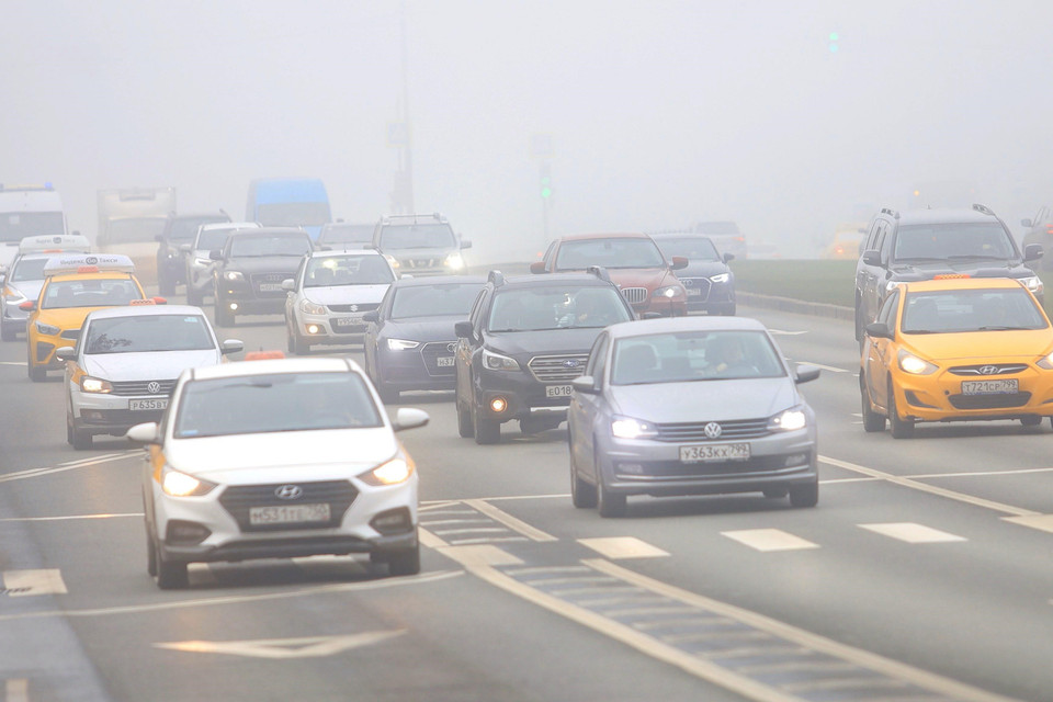 Cảnh ách tắc giao thông diễn ra tại nhiều tuyến phố ở Moskva do sương mù bao phủ. (Ảnh: Trần Hiếu/TTXVN)