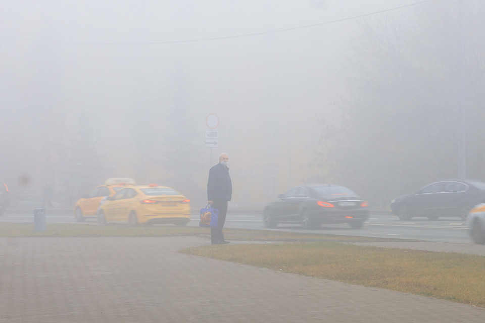 Sương mù dày đặc vào buổi sáng khiến tầm nhìn bị hạn chế. (Ảnh: Trần Hiếu/TTXVN)