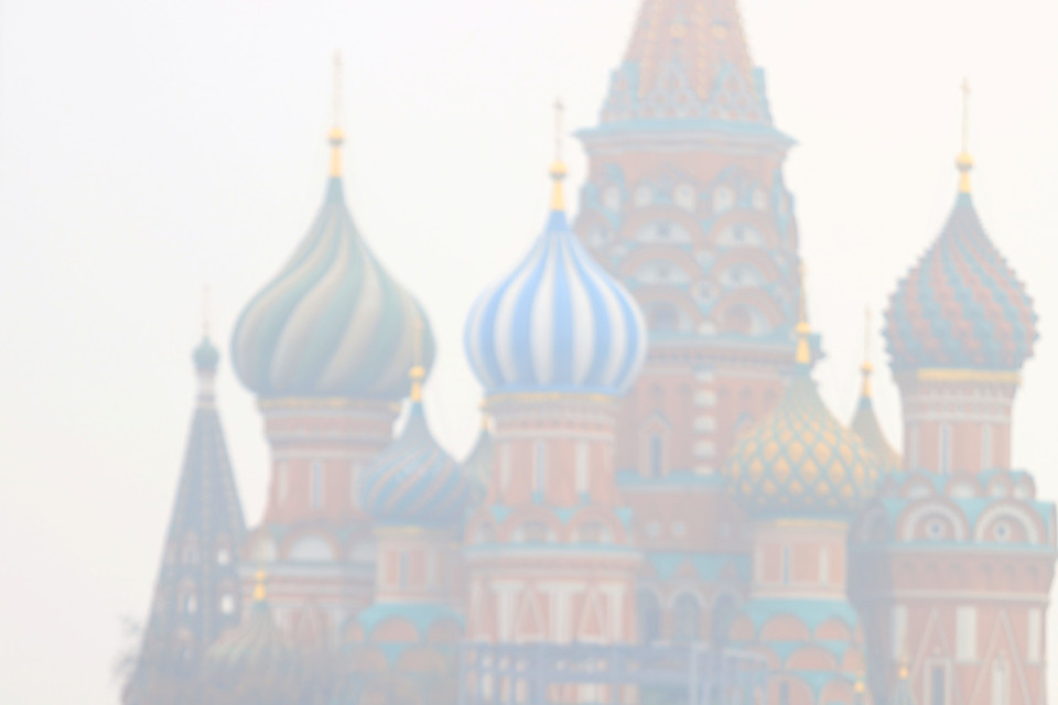 Du khách đến quảng trường Đỏ ngắm cảnh sương mù bao phủ các công trình kiến trúc cổ kính. (Ảnh: Trần Hiếu/TTXVN)