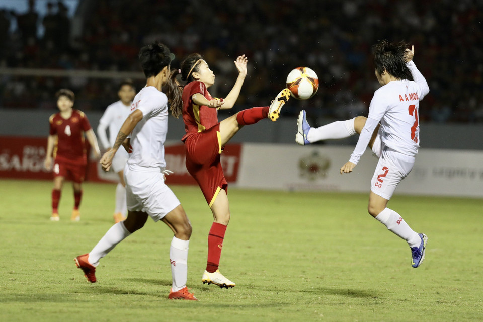 Pha vào bóng quyết liệt của Huỳnh Như và hậu vệ Aye Moe (Myanmar). (Ảnh: Hoàng Linh/TTXVN)