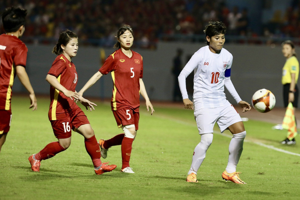 Các cầu thủ nữ Việt Nam tổ chức bắt người và tranh bóng quyết liệt ngay từ khu vực giữa sân. (Ảnh: Hoàng Linh/TTXVN)