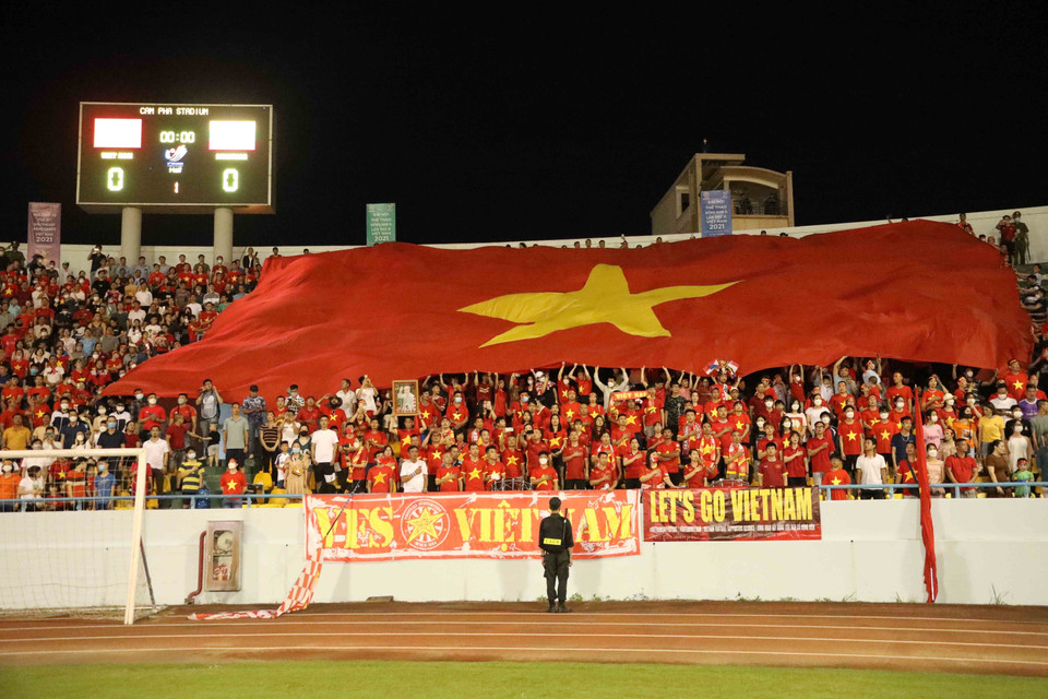 Cổ động viên cổ vũ đội tuyển nữ Việt Nam. (Ảnh: Anh Tuấn/TTXVN)