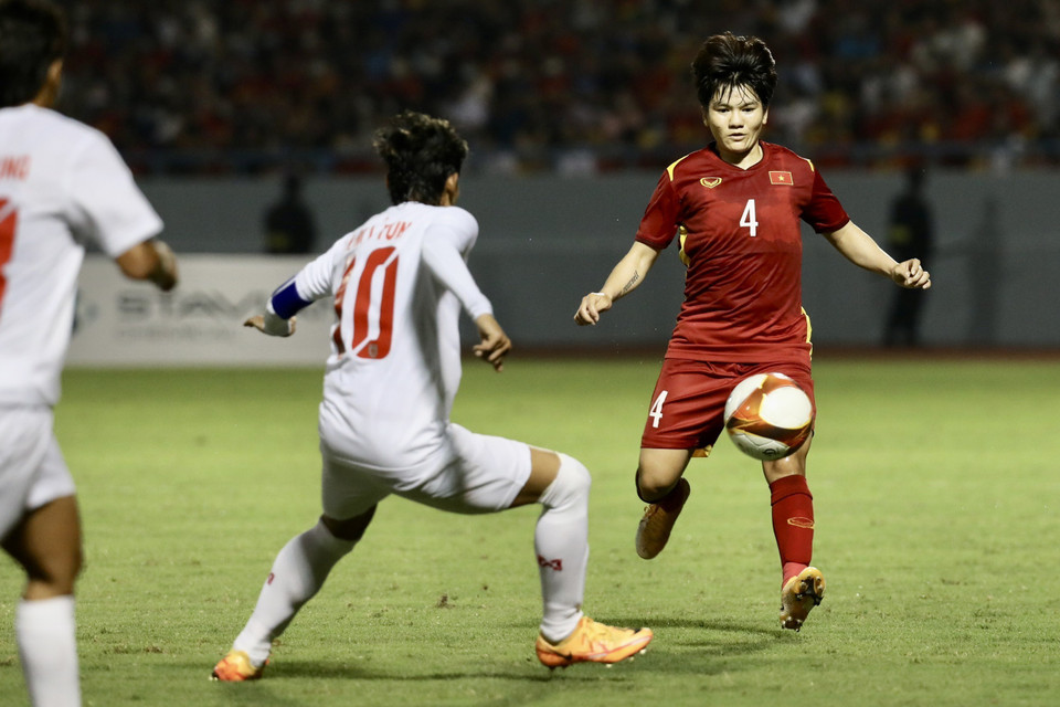 Hậu vệ Trần Thị Thu (4) tham gia tấn công. (Ảnh: Hoàng Linh/TTXVN)