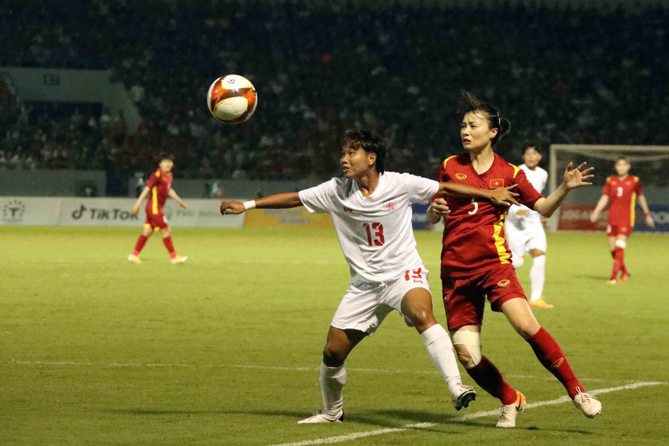Cầu thủ Pont Pont Pyae Maung ngăn cản sự lên bóng của Hoàng Thị Loan. (Ảnh: Anh Tuấn/TTXVN)