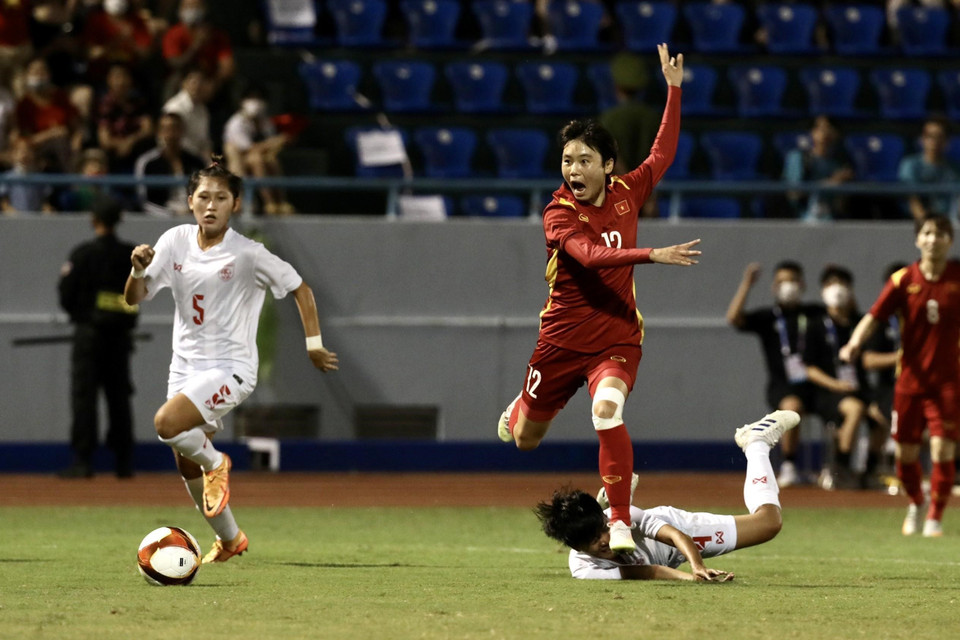 Pha xuống bóng vượt qua hậu vệ Myanmar và dứt điểm của tiền vệ Hải Yến. (Ảnh: Hoàng Linh/TTXVN)