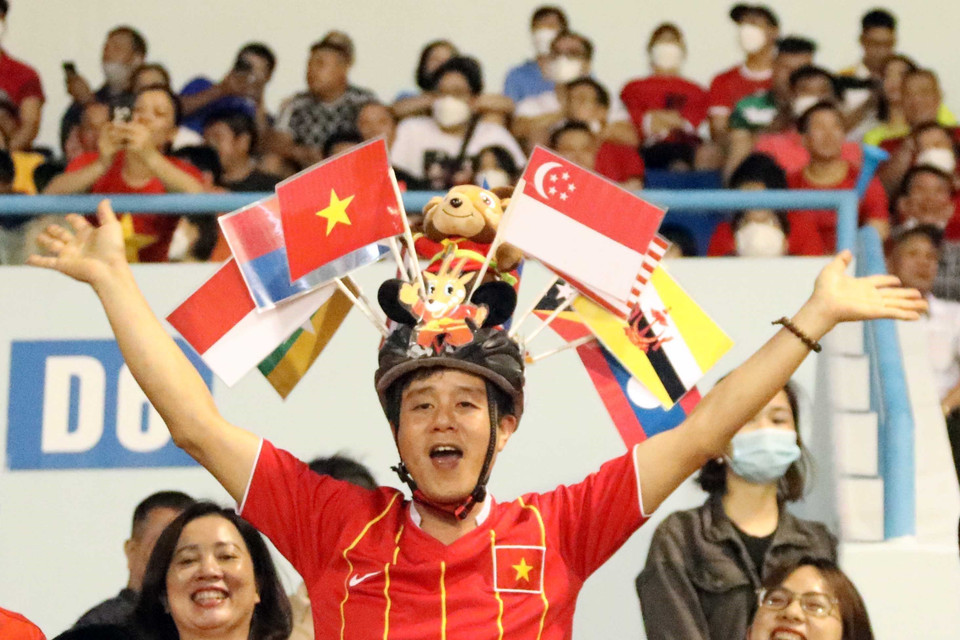 Cổ động viên cổ vũ đội tuyển nữ Việt Nam. (Ảnh: Anh Tuấn/TTXVN)