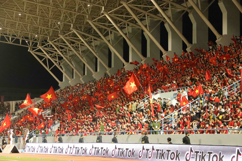 Cổ động viên cổ vũ đội tuyển nữ Việt Nam. (Ảnh: Anh Tuấn/TTXVN)