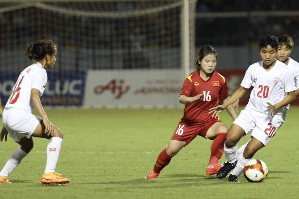 Tiền vệ Dương Thị Vân (16) tích cực đeo bám cầu thủ Myanmar. (Ảnh: Hoàng Linh/TTXVN)