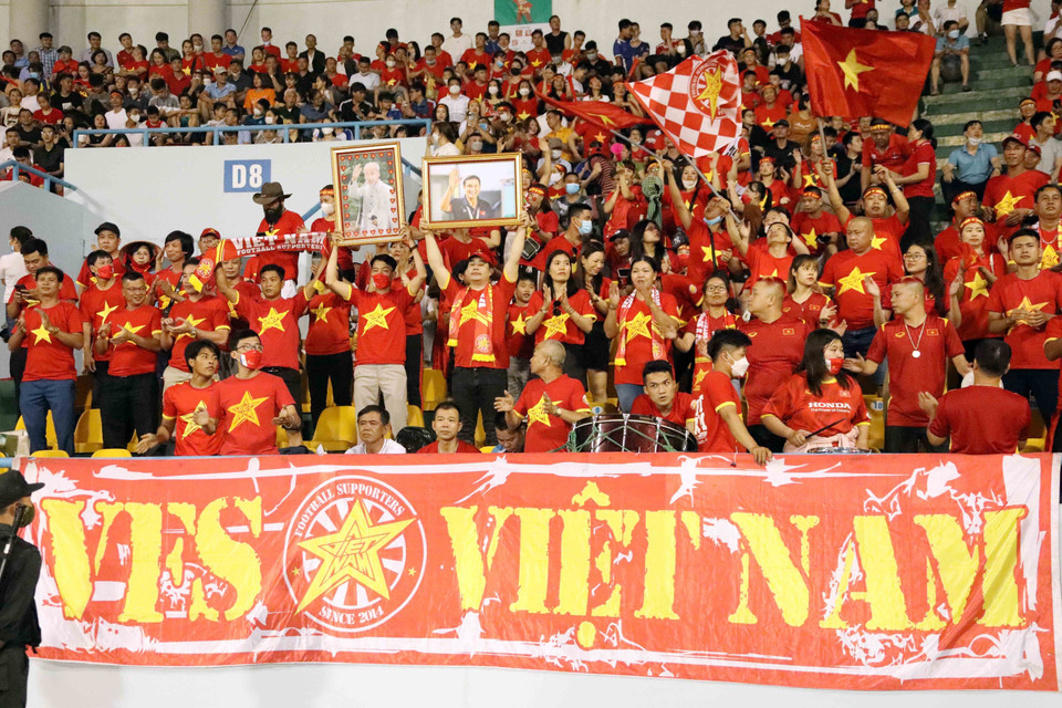 Cổ động viên cổ vũ đội tuyển nữ Việt Nam. (Ảnh: Anh Tuấn/TTXVN)