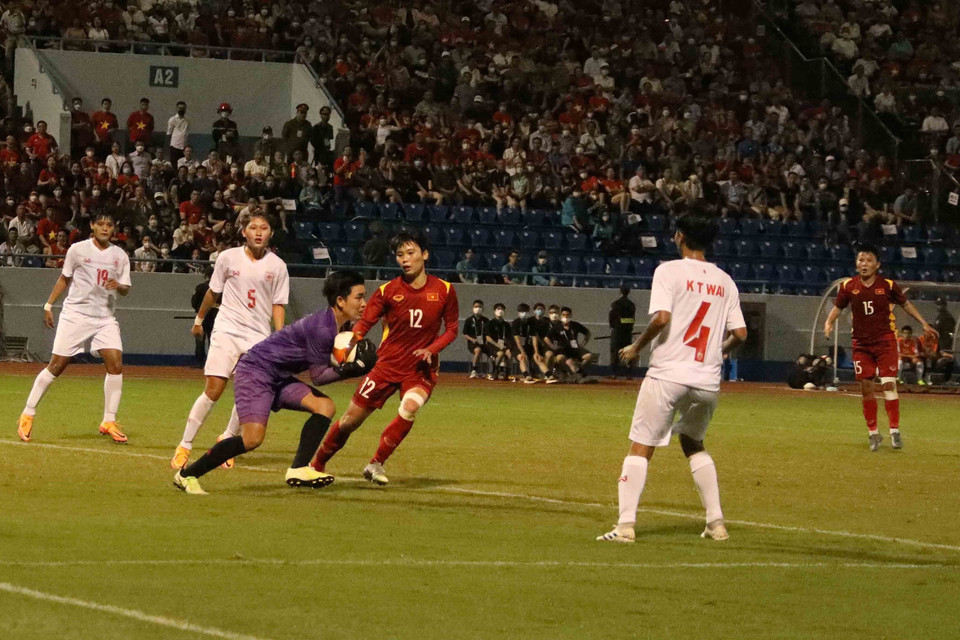 Thủ môn Myanmar lao ra bắt bóng trước tầm chân của Phạm Hải Yến. (Ảnh: Anh Tuấn/TTXVN)