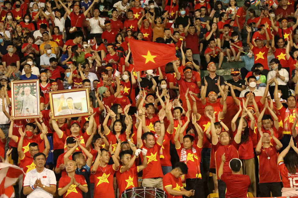 Cổ động viên cổ vũ đội tuyển nữ Việt Nam. (Ảnh: Anh Tuấn/TTXVN)