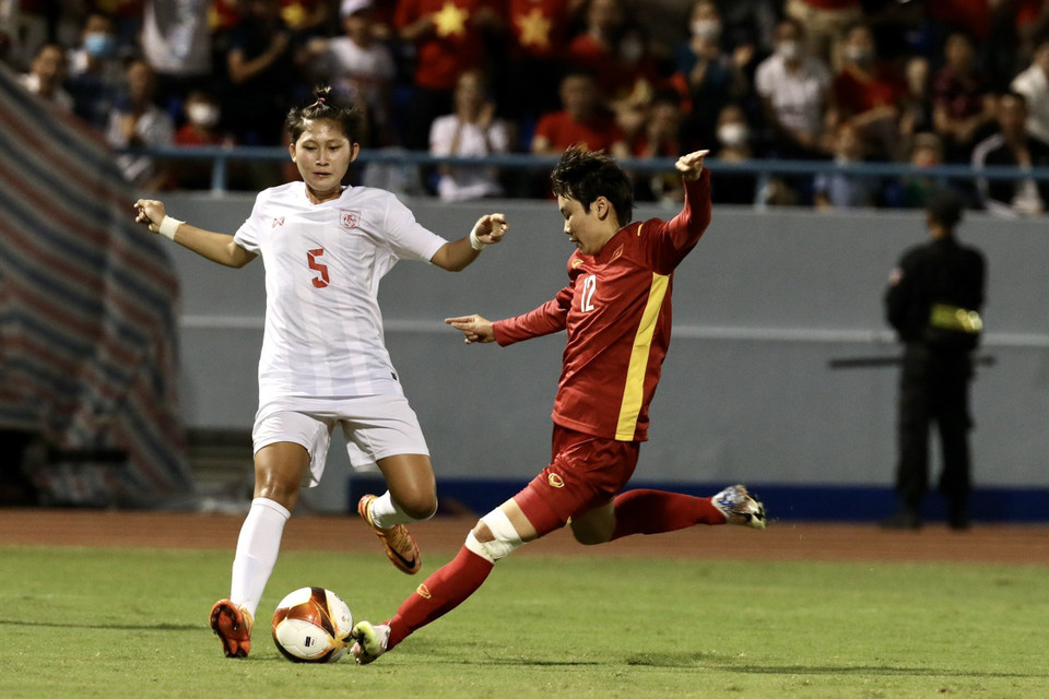 Pha xuống bóng và dứt điểm của tiền vệ Hải Yến. (Ảnh: Hoàng Linh/TTXVN)