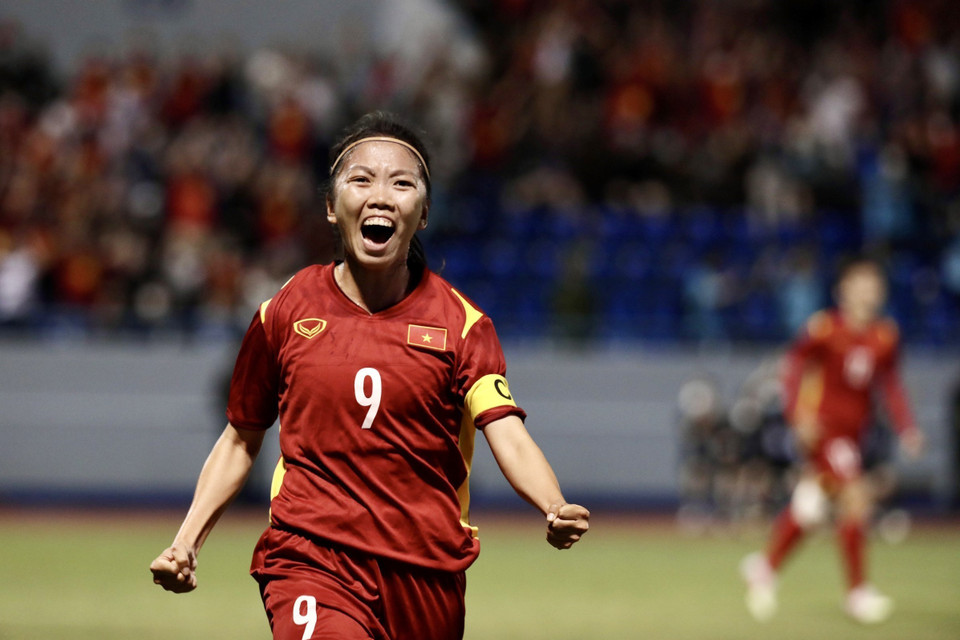 Phút thứ 28, từ quả đá phạt của Tuyết Dung, đội trưởng Huỳnh Như đánh đầu hiểm hóc mở tỷ số cho nữ VIệt Nam. (Ảnh: Hoàng Linh/TTXVN)