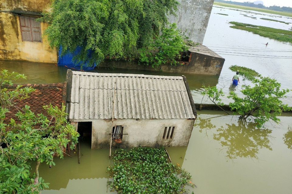 Mưa lớn trong nhiều ngày qua đã khiến hàng trăm hộ dân ở huyện Thiệu Hóa (Thanh Hóa) bị ngập sâu trong nước lũ, cuộc sống, sinh hoạt gặp nhiều khó khăn. (Ảnh: TTXVN phát)