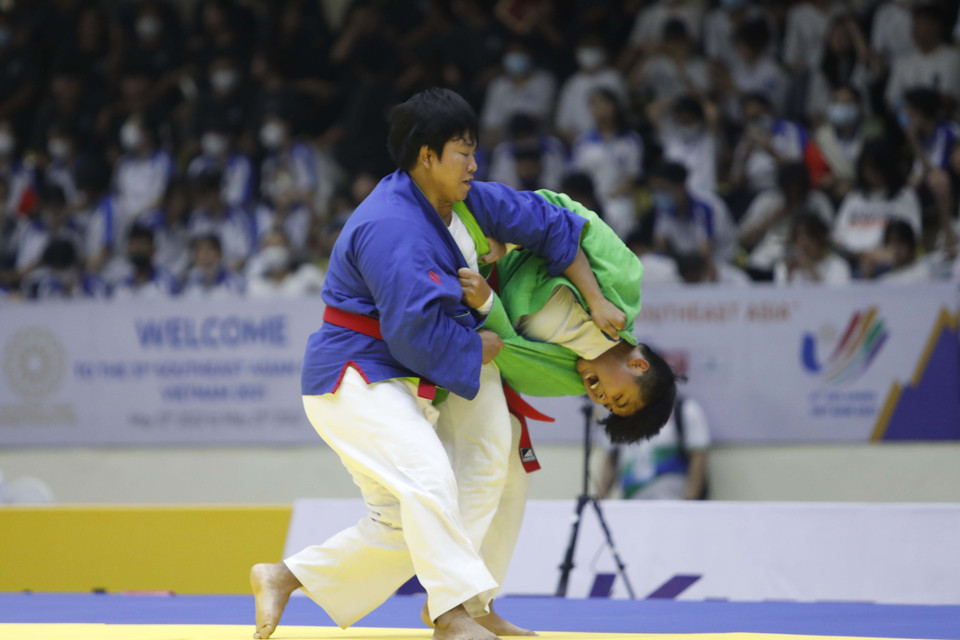 Vận động viên Aung Aye Aye - Myanmar (áo xanh dương) đấu với vận động viên Sirikarn Jittima (Thái Lan). (Ảnh: Trần Việt/TTXVN)