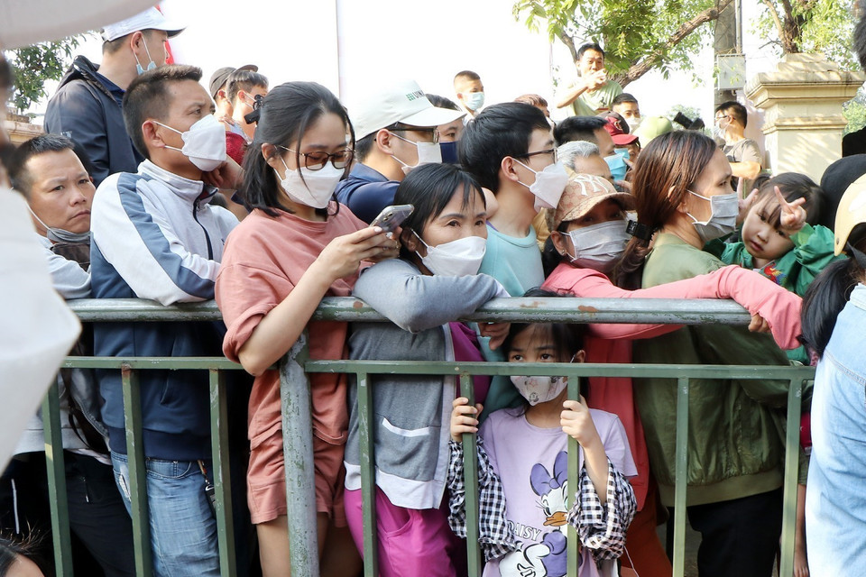 Dòng người xếp hàng chờ được mua vé xem các trận đấu môn bóng đá nam SEA Games 31 tại Phú Thọ. (Ảnh: Trung Kiên/TTXVN)