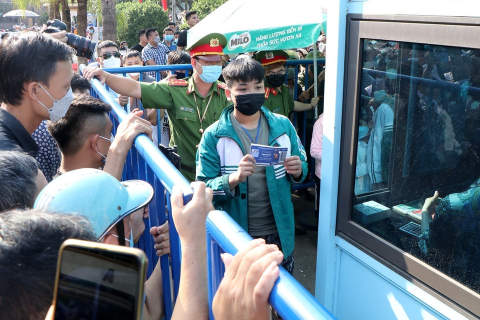 Người đầu tiên có được những tấm vé trên tay sau khi xếp hàng từ đêm hôm trước. (Ảnh: Trung Kiên/TTXVN)