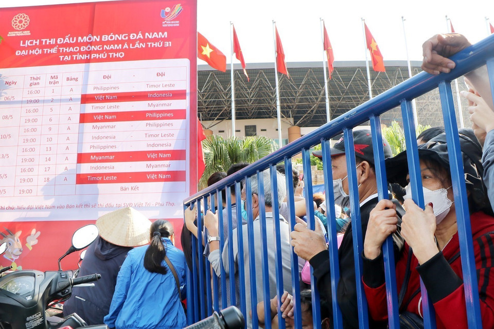 Lịch thi đấu các trận thuộc bảng A môn bóng đá nam SEA Games 31 tại Phú Thọ được trưng bày trước quầy bán vé. (Ảnh: Trung Kiên/TTXVN)