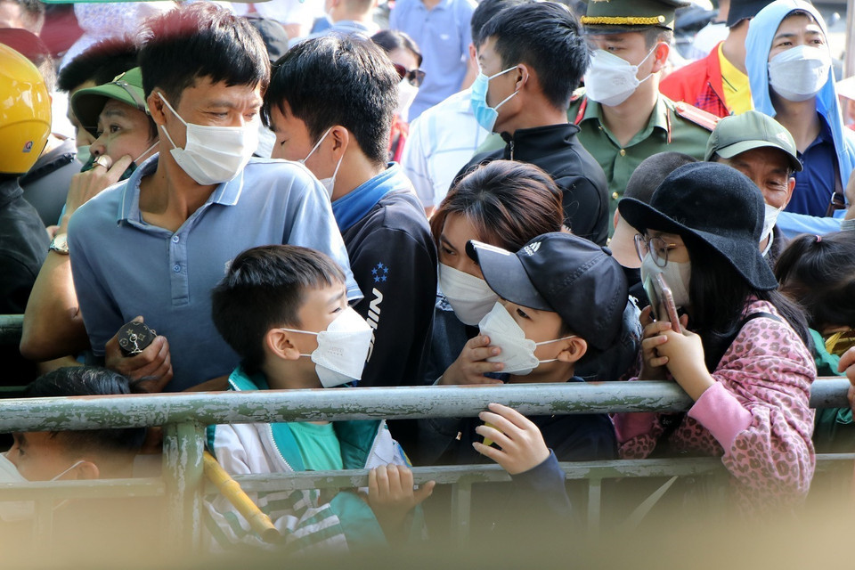 Trong những người hâm mộ xếp hàng mua vé, có rất nhiều học sinh, trẻ em. (Ảnh: Trung Kiên/TTXVN)