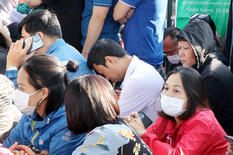 Nhiều người hâm mộ tỏ ra mệt mỏi khi xếp hàng mua vé từ tối 2/5. (Ảnh: Trung Kiên/TTXVN)