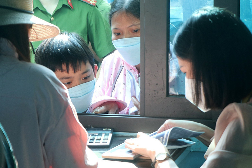 Một người hâm mộ trẻ tuổi chờ được mua vé xem các trận đấu môn bóng đá nam SEA Games 31 tại Phú Thọ.(Ảnh: Trung Kiên/TTXVN)