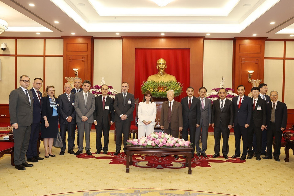 Tổng Bí thư Nguyễn Phú Trọng và Tổng thống Hy Lạp Katerina Sakellaropoulou chụp ảnh cùng các đại biểu. (Ảnh: Trí Dũng/TTXVN)