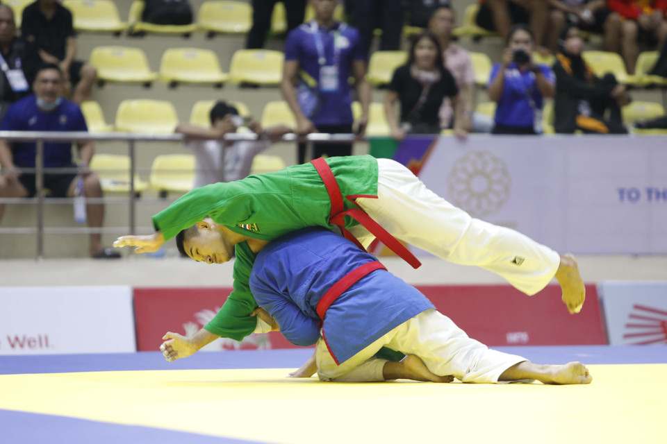 Trận đấu hạng cân 60 kg giữa vận động viên Llamas Al Rolan Sorne Philippines (áo xanh dương) gặp vận động viên Arnkhian Seksan (Thái Lan). (Ảnh: Trần Việt/TTXVN)