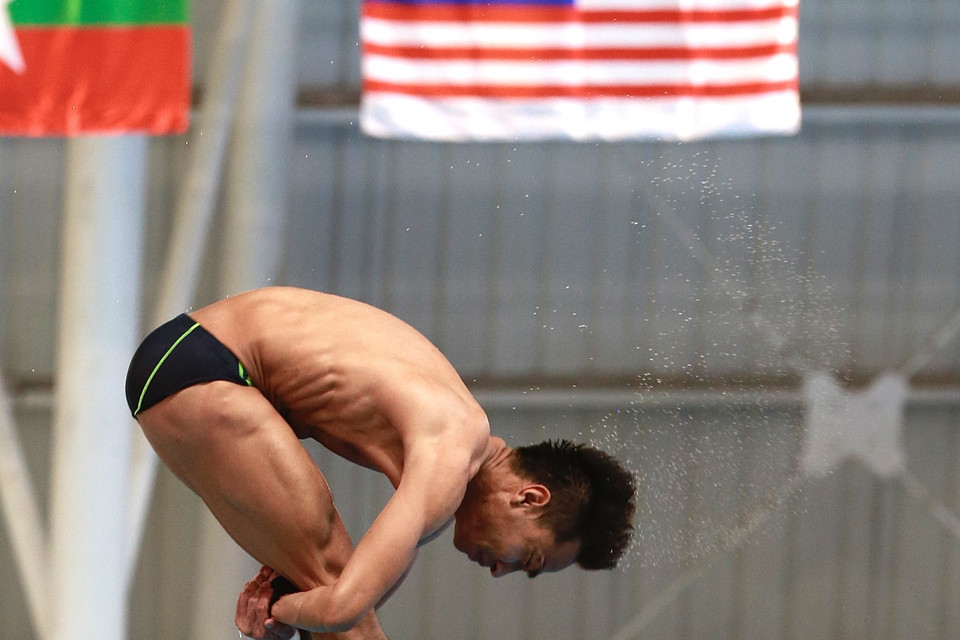 Phần thi đấu của vận động viên Malaysia Muhamma Syafiq Bin Puter nội dung Đơn nam cầu mềm 3m. (Ảnh: Trọng Đạt/TTXVN)