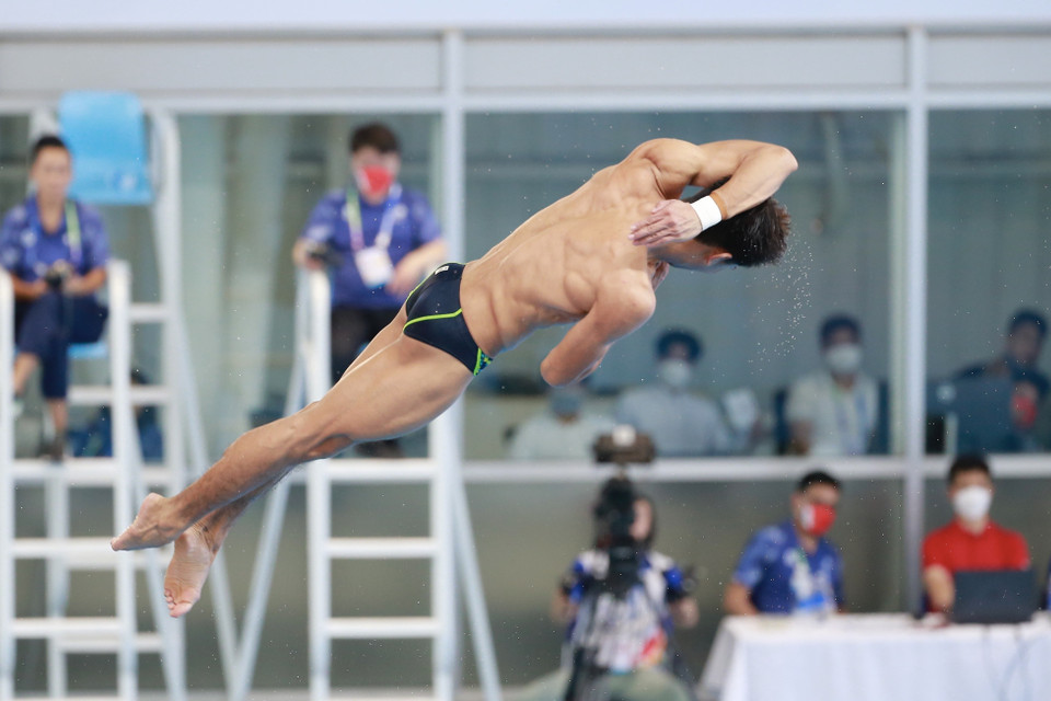 Phần thi đấu của vận động viên Malaysia Muhamma Syafiq Bin Puter nội dung Đơn nam cầu mềm 3m. (Ảnh: Trọng Đạt/TTXVN)