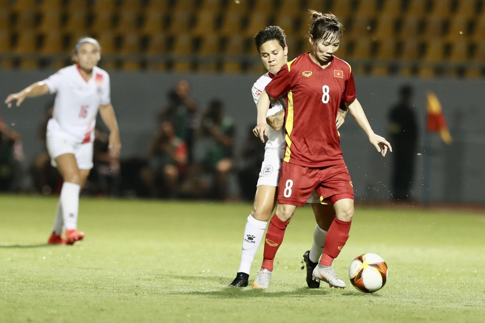 Cầu thủ của đội tuyển Philippnes đang cố lấy bóng của Trần Thị Thu Trang (số 8, Việt Nam). (Ảnh: Hoàng Linh/TTXVN)
