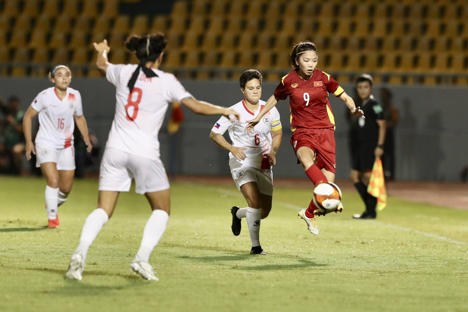 Số 9 Huỳnh Như của Việt Nam trong vòng vây các cầu thủ Philippnes. (Ảnh: Hoàng Linh/TTXVN)