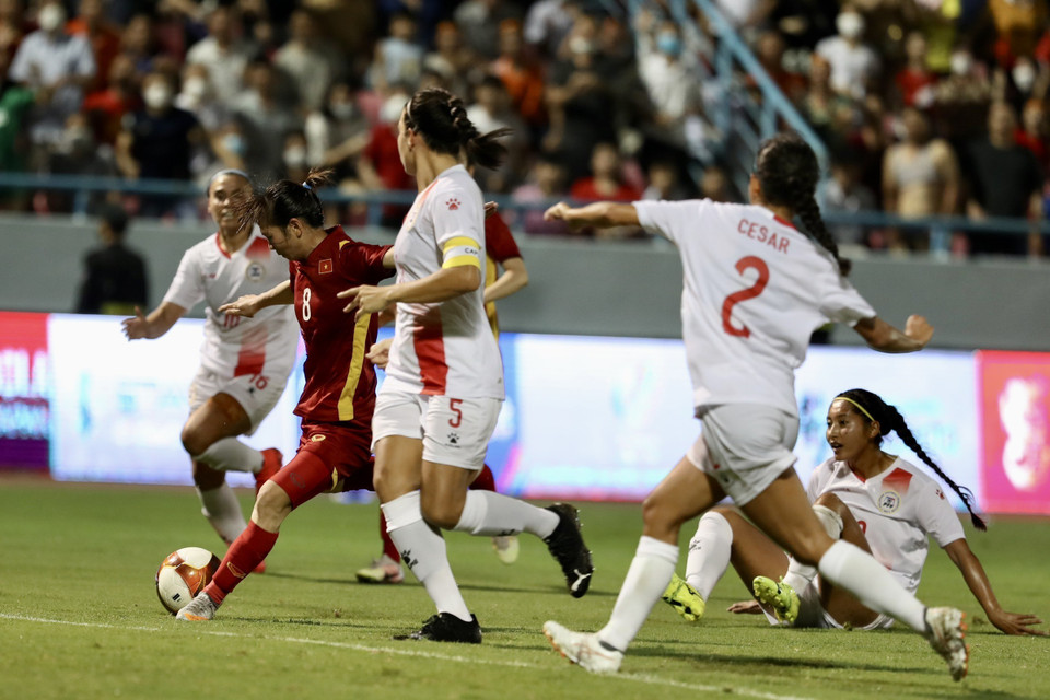 Pha bóng dẫn đến bàn thắng của Trần Thị Thùy Trang (số 8) nâng tỉ số lên 2 - 1 cho đội tuyển nữ Việt Nam. (Ảnh: Hoàng Linh/TTXVN)