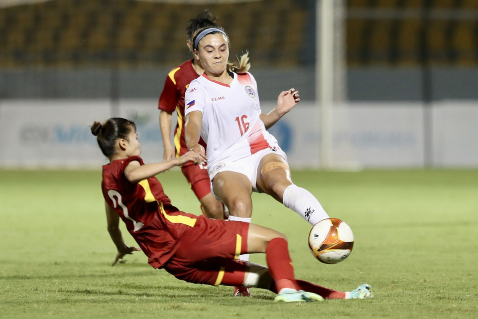 Một pha cản phá của Lương Thị Thu Thương (số 2) với cầu thủ Sofia Harrison. (Ảnh: Hoàng Linh/TTXVN)