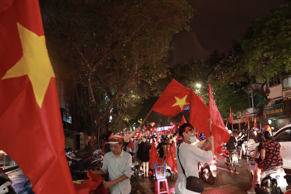 Người dân Thủ đô từ khắp mọi nơi đổ về khu vực trung tâm ăn mừng chiến thắng của U23 Việt Nam. (Ảnh: Hoàng Hiếu/TTXVN)