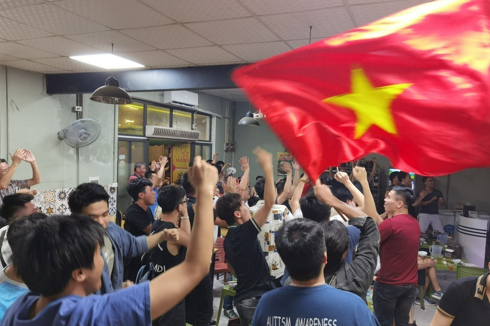 Người dân Thủ đô ăn mừng chiến thắng của U23 Việt Nam. (Ảnh: Thanh Tùng/TTXVN)