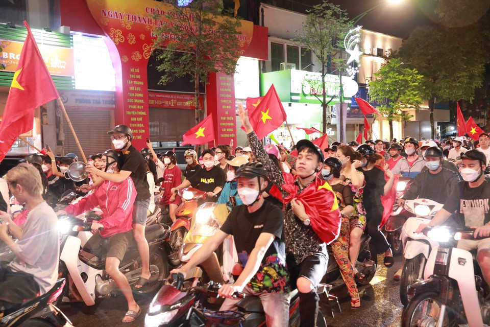Người dân Thủ đô từ khắp mọi nơi đổ về khu vực trung tâm ăn mừng chiến thắng của U23 Việt Nam. (Ảnh: Hoàng Hiếu/TTXVN)