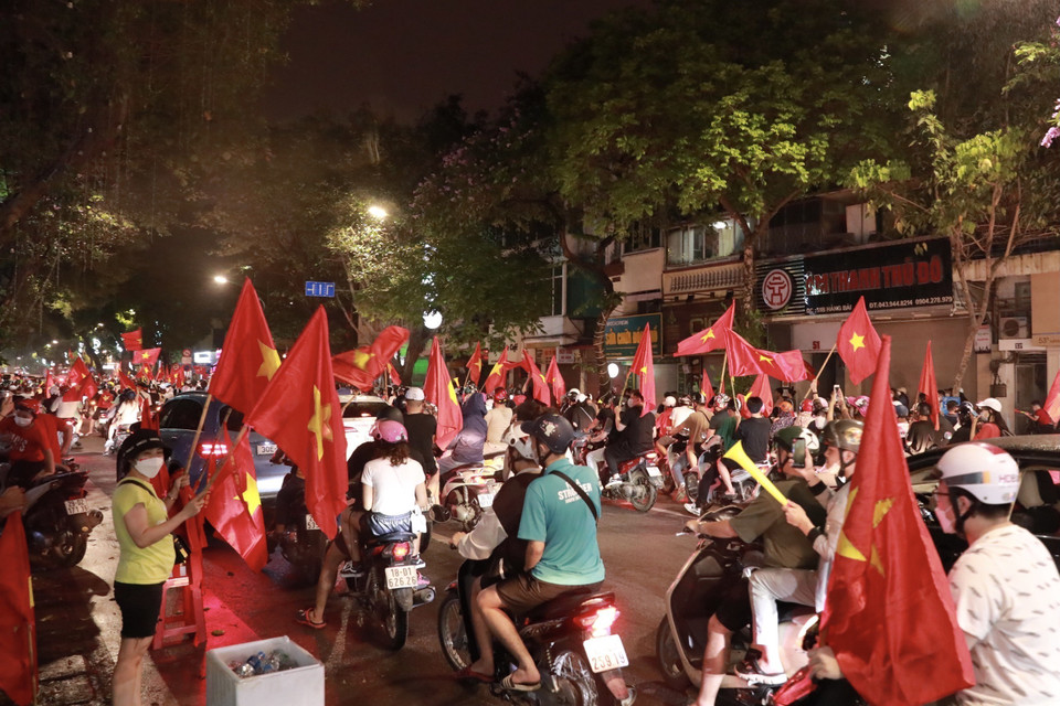 Người dân Thủ đô từ khắp mọi nơi đổ về khu vực trung tâm ăn mừng chiến thắng của U23 Việt Nam. (Ảnh: Hoàng Hiếu/TTXVN)