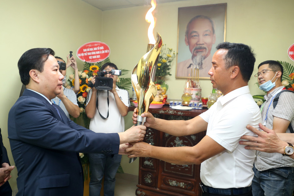 Trao đuốc lửa cho Ban quản lý Khu liên hợp thể thao quốc gia Mỹ Đình. (Ảnh: Quốc Khánh/TTXVN)