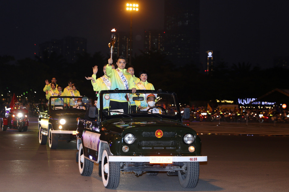 Đoàn rước lửa tại quảng trường sân vận động quốc gia Mỹ Đình. (Ảnh: Quốc Khánh/TTXVN)