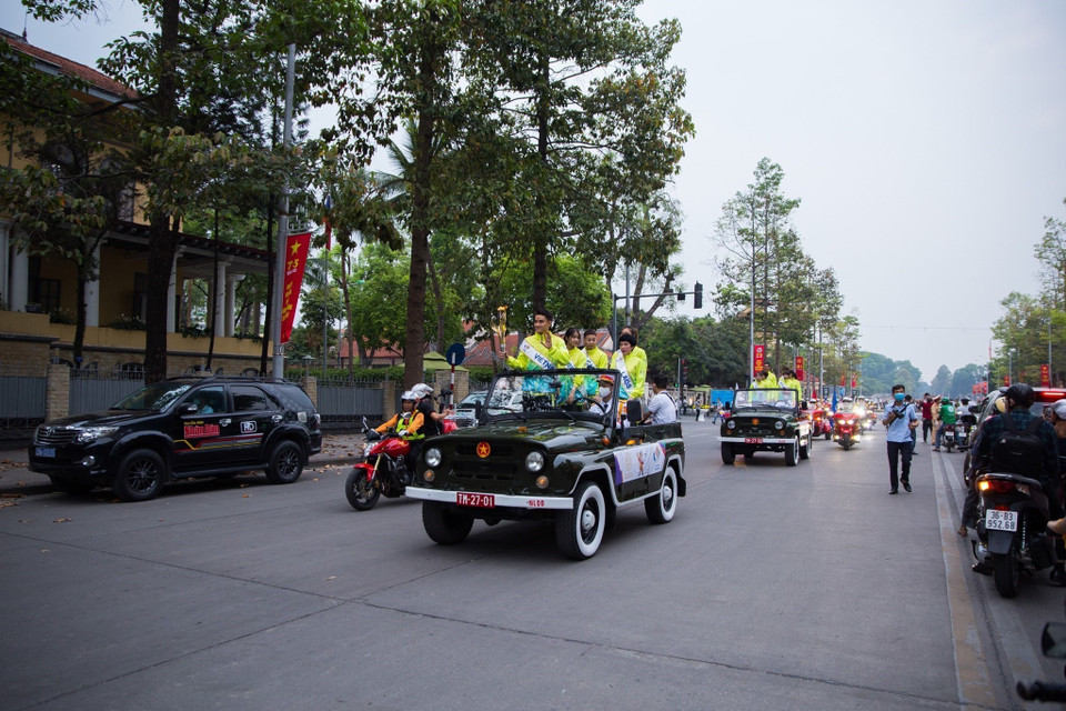 11 vận động viên tiêu biểu tham dự rước lửa. (Ảnh: Quốc Khánh/TTXVN)