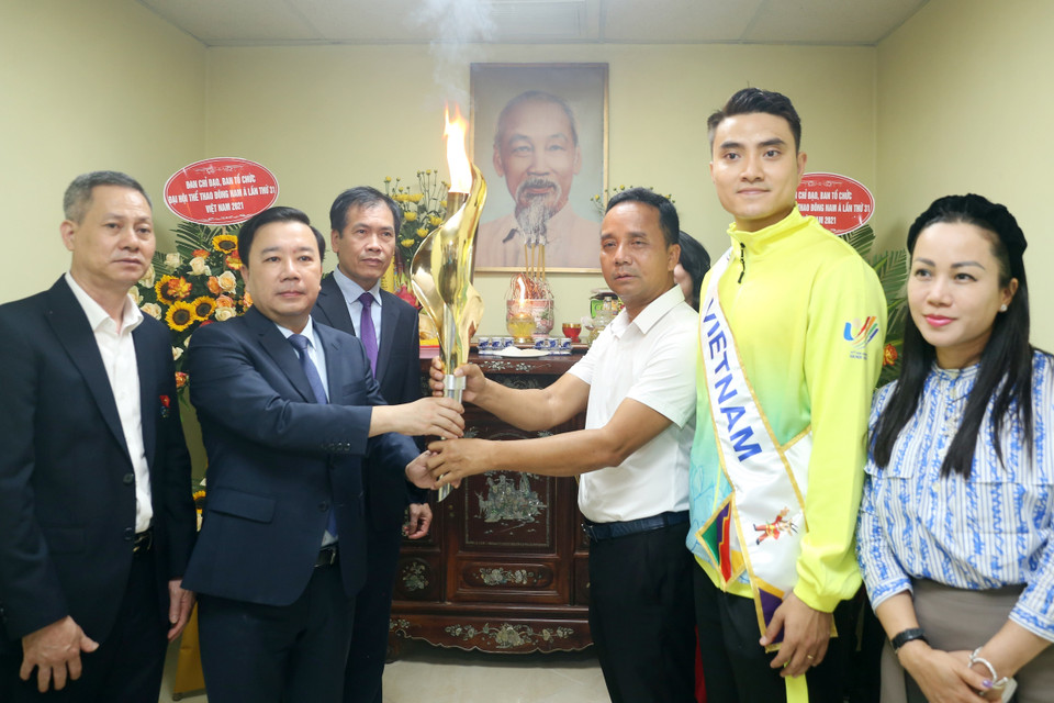Trao ngọn đuốc lửa cho Ban quản lý Khu liên hợp thể thao quốc gia Mỹ Đình. (Ảnh: Quốc Khánh/TTXVN)