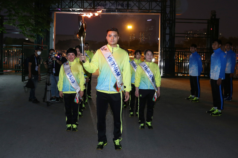 Đoàn rước lửa tại sân vận động quốc gia Mỹ Đình. (Ảnh: Quốc Khánh/TTXVN)