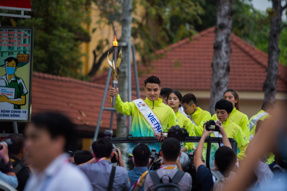 11 vận động viên tiêu biểu tham dự rước lửa. (Ảnh: Quốc Khánh/TTXVN)