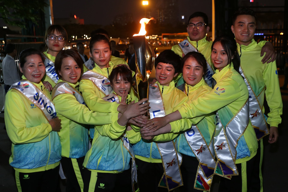 11 vận động viên tiêu biểu tham dự rước lửa. (Ảnh: Quốc Khánh/TTXVN)